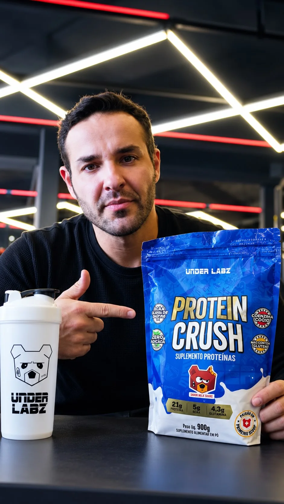 Gabriel Baú com o suplemento Protein Crush e coqueteleira UnderLabz
