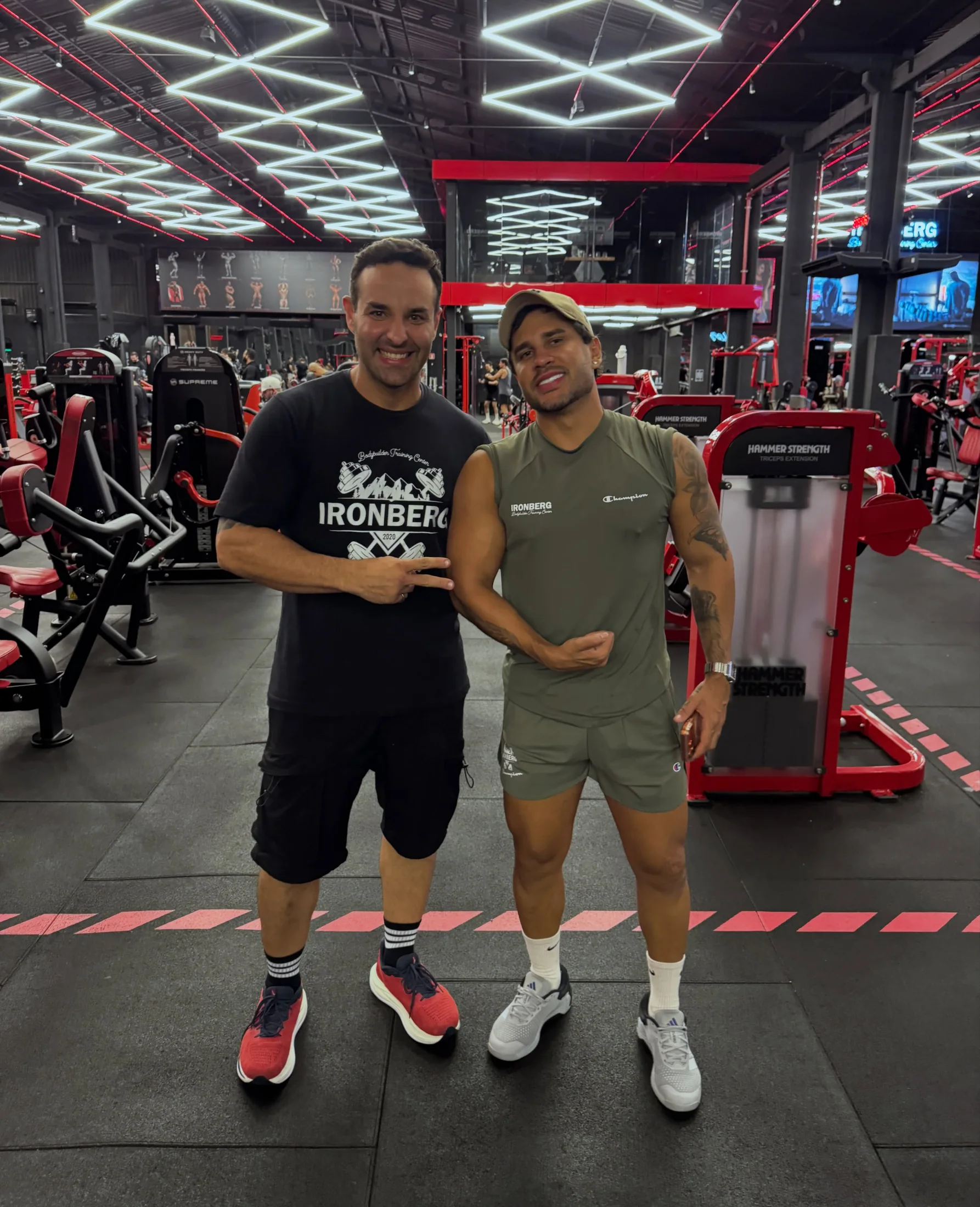 Gabriel Baú ao lado de dois convidados na Ironberg Alphaville